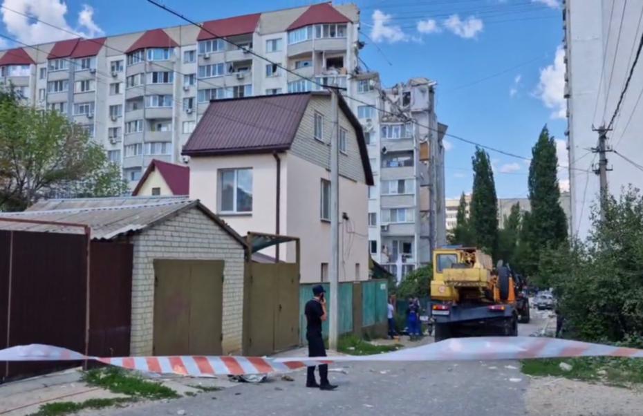 Россия. Саратов. Жилой 10-этажный многоквартирный дом, поврежденный в результате взрыва