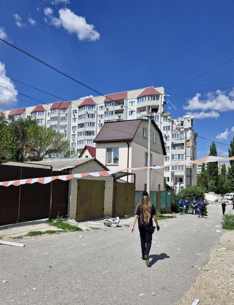Россия. Саратов. Жилой 10-этажный многоквартирный дом, поврежденный в результате взрыва