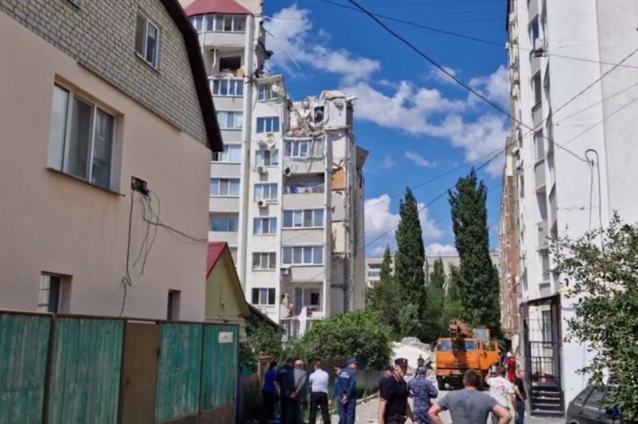 Россия. Саратов. Жилой 10-этажный многоквартирный дом, поврежденный в результате взрыва