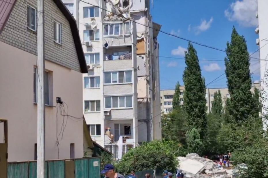 Россия. Саратов. Жилой 10-этажный многоквартирный дом, поврежденный в результате взрыва