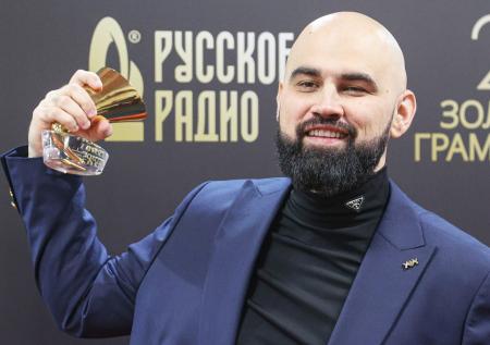 Элитный особняк рэпера Artik в Подмосковье разваливается и зарастает мхом