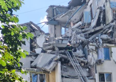Мертвого мужчину извлекли из-под завалов дома после взрыва газа в Саратове