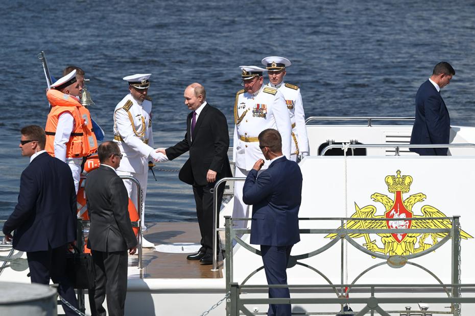 Владимир Путин во время прибытия в Главное адмиралтейство в рамках рабочей поездки в Санкт-Петербург в день Военно-морского флота
