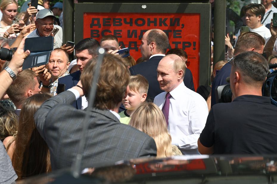 Владимир Путин во время общения с жителями города в рамках рабочей поездки в Санкт-Петербург в День Военно-морского флота
