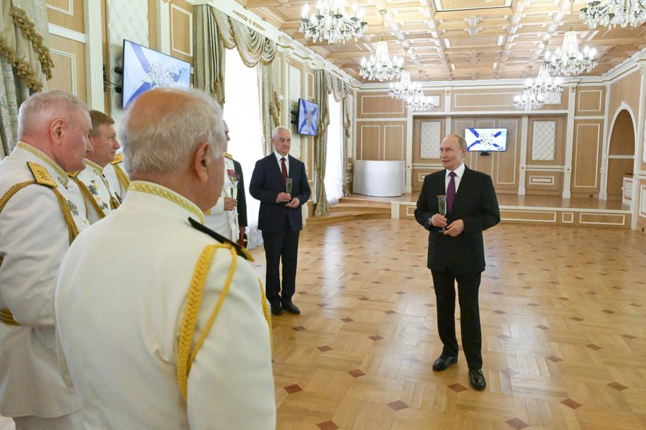 Владимир Путин по окончании проверки оперативного учения «Июльский шторм» в здании Главного адмиралтейства состоялся праздничный фуршет по случаю Дня Военно-морского флота