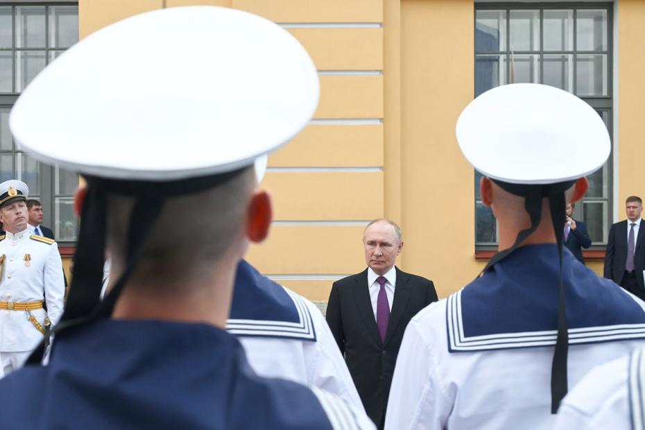 Владимир Путин во время поздравления военнослужащих с днем Военно-морского флота в Главном адмиралтействе в рамках рабочей поездки в Санкт-Петербург