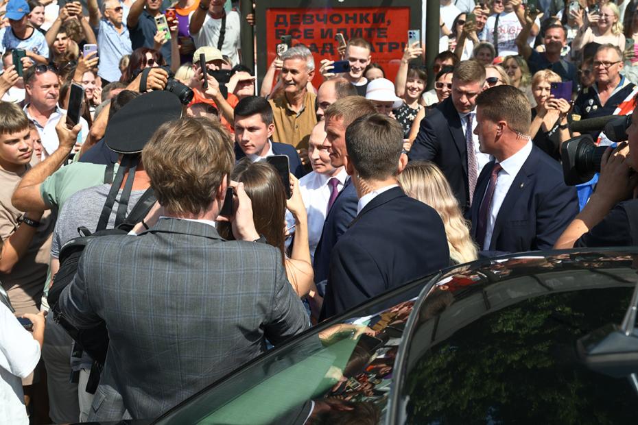 Владимир Путин во время общения с жителями города в рамках рабочей поездки в Санкт-Петербург в День Военно-морского флота