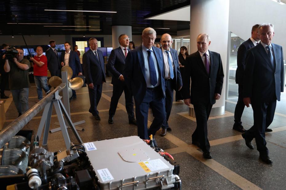 Владимир Путин во время посещения Санкт-Петербургского морского технического университета