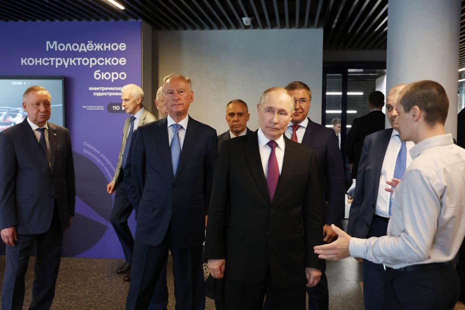Владимир Путин во время посещения Санкт-Петербургского морского технического университета