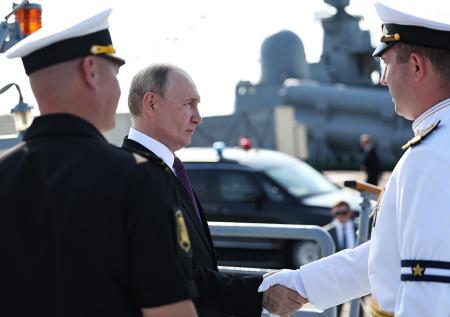 Путин поблагодарил экипаж фрегата за отражение атаки дронов на Ленобласть