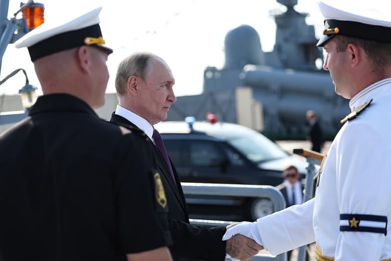 Владимир Путин у фрегата ‭«Адмирал Григорович» в День Военно-морского флота