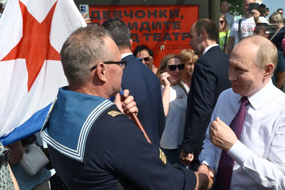 Владимир Путин во время общения с жителями города в рамках рабочей поездки в Санкт-Петербург в День Военно-морского флота