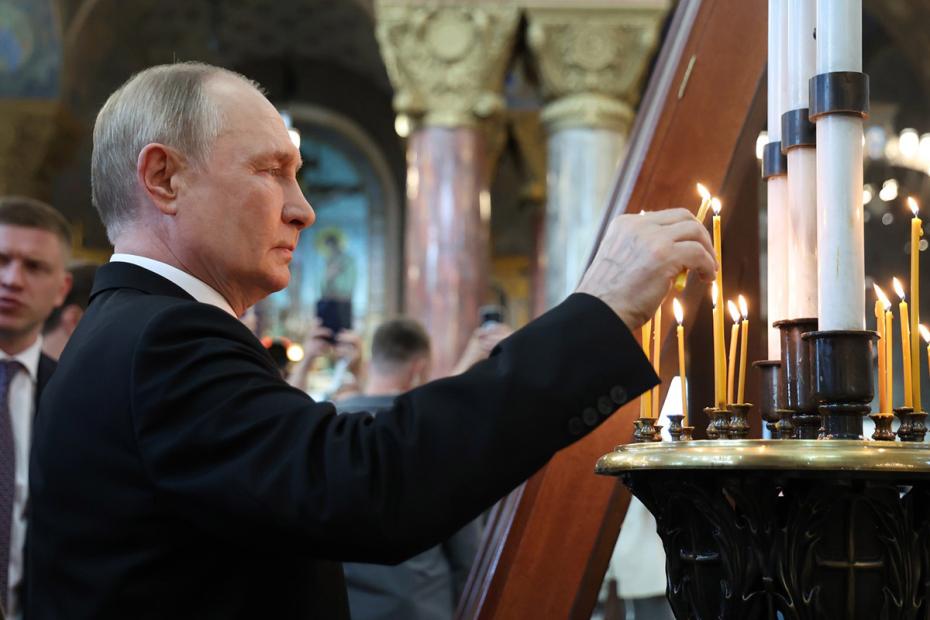 Президент РФ Владимир Путин во время посещения Морского собора Святителя Николая Чудотворца в день Военно-морского флота