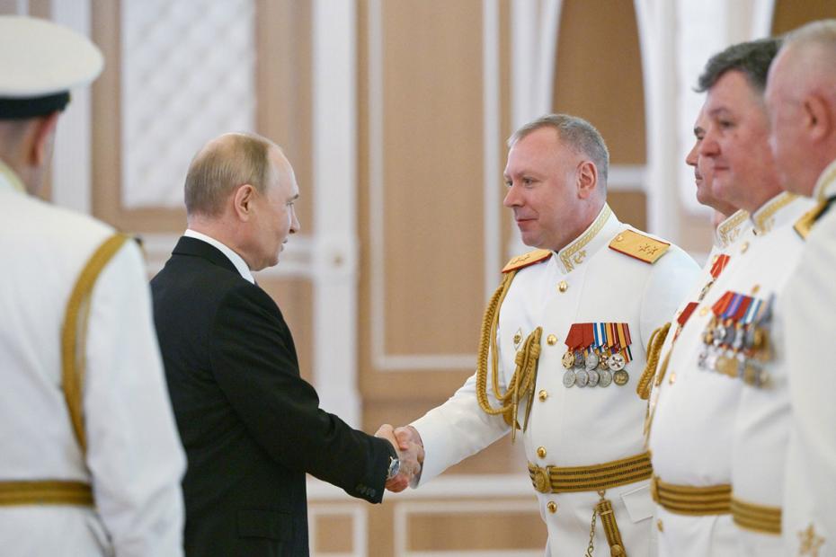 Владимир Путин с участниками праздничного фуршета по случаю Дня Военно-морского флота