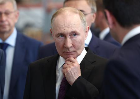 Литургия, «Июльский шторм» ВМФ и ветераны: фото поездки Путина в Петербург