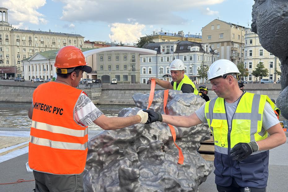 Демонтаж скульптуры Урса Фишера «Большая глина № 4» на Болотной набережной в Москве