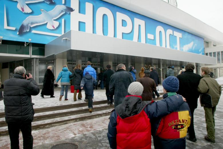Члены труппы мюзикла «Норд-Ост» (на снимке) входят в здание Театрального центра на Дубровке