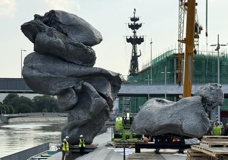 В Москве сносят памятник швейцарского скульптора. Фото демонтажа «глины»