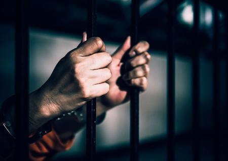 Заключенный пригрозил сотруднику колонии изнасилованием
