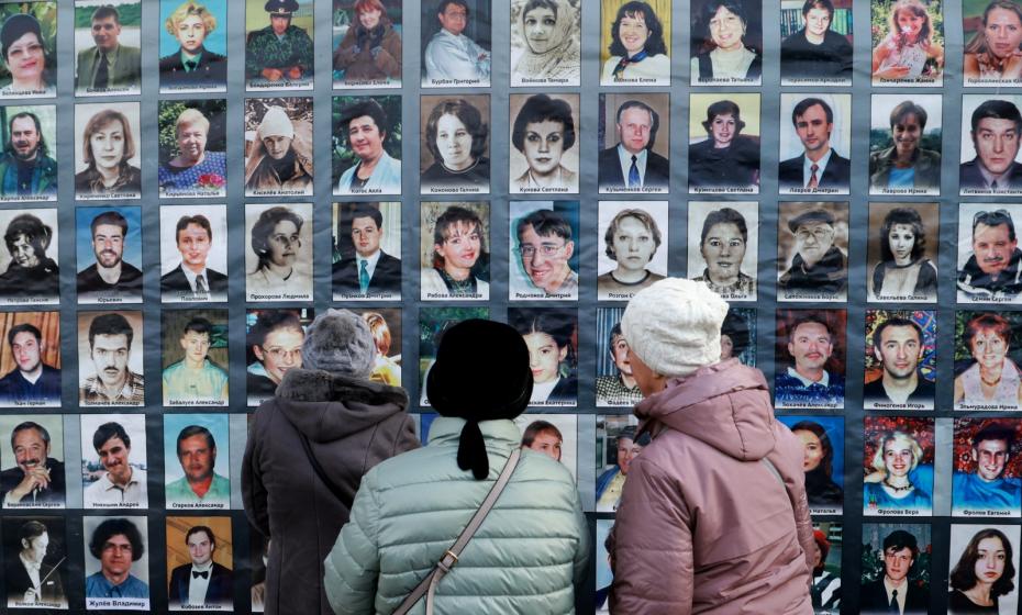 Женщины во время памятных мероприятий, посвященных годовщине теракта в Театральном центре на Дубровке