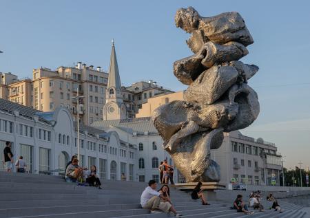 Снос скандальной скульптуры в Москве попал на видео