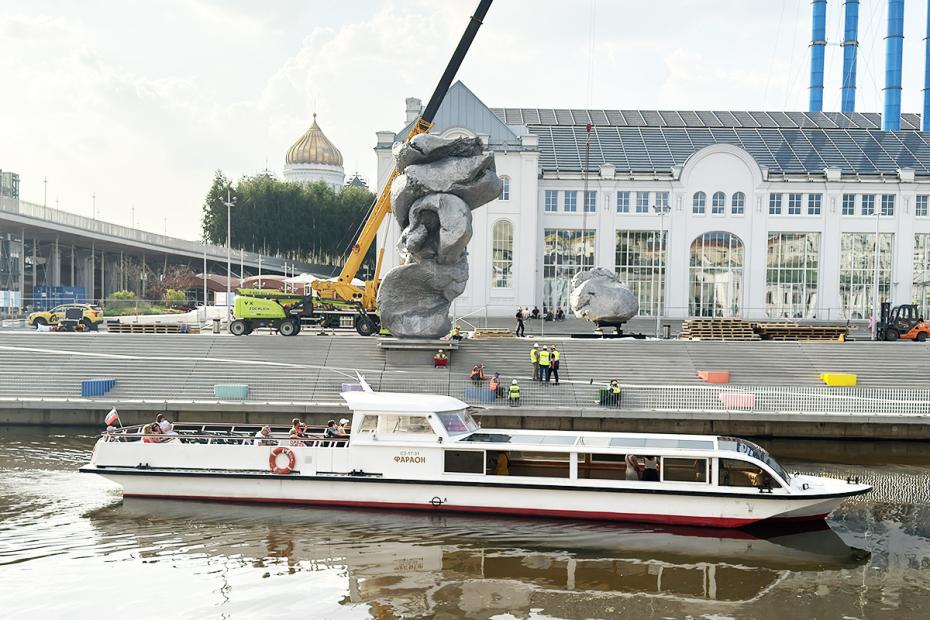 Демонтаж скульптуры Урса Фишера «Большая глина № 4» на Болотной набережной в Москве