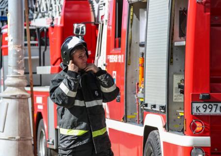 Рабочие попали в огненную ловушку на севере Москвы