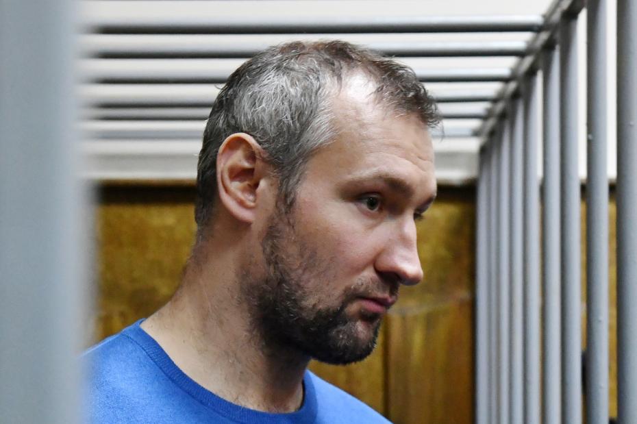 Хоккеист Игорь Мусатов, обвиняемый в мошенничестве с криптовалютой, во время избрания меры пресечения в Кузьминском районном суде, 2019 год