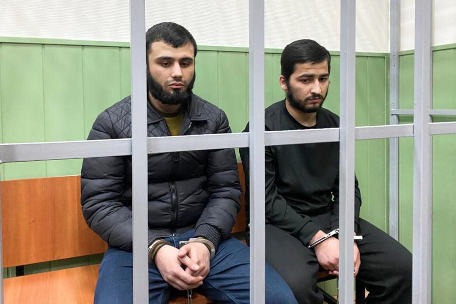 Фигуранты дела о теракте в концертном зале «Крокус Сити Холл» Шахромджон Гадоев и Мустаким Солиев (слева направо) в Басманном суде во время рассмотрения ходатайства следствия о продлении срока ареста
