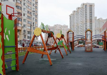 Мужчина на машине без номеров терроризирует детские площадки онанизмом