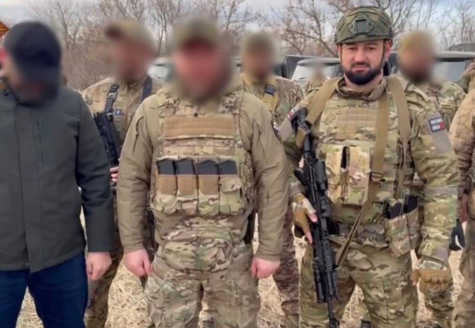Адам Картоев позирует в зоне СВО (первый справа в первом ряду)