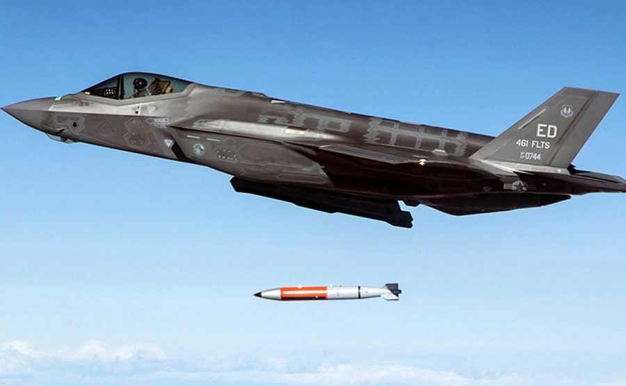 Истребитель F-35 сбрасывает бомбу B61-12