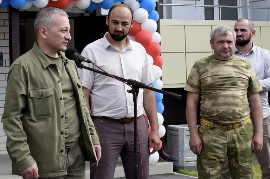 Адам Картоев торжественно сдает объект ООО «Техстрой» (второй слева)