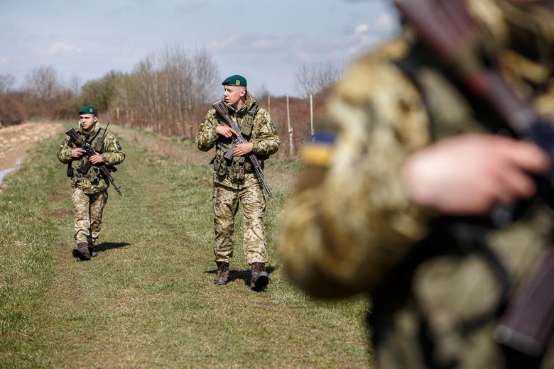 Украинские пограничники во время патрулирования государственной границы