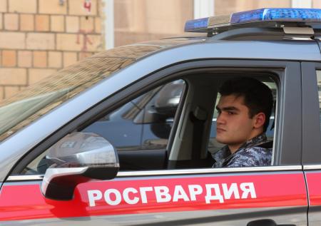 Пенсионер мастурбировал, смотря на детей из окна подъезда