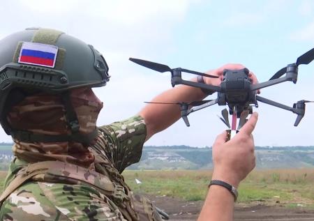 Российские дроноводы точным ударом разнесли наземный беспилотник ВСУ