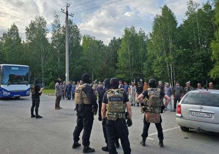 Силовики поймали на городском кладбище около 70 назойливых мигрантов