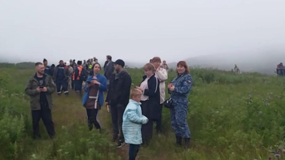 Люди укрываются от цунами на возвышенности в Северо-Курильске Сахалинской области, Россия, 30 июля 2025 год, Северо-Курильск