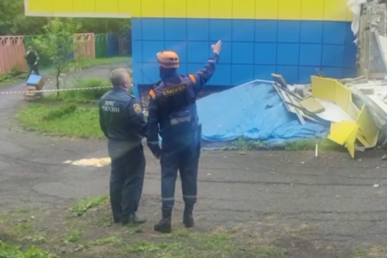 На Камчатке спасатели и пожарные МЧС России обследуют здания после сильного землетрясения