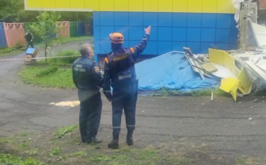 На Камчатке спасатели и пожарные МЧС России обследуют здания после сильного землетрясения