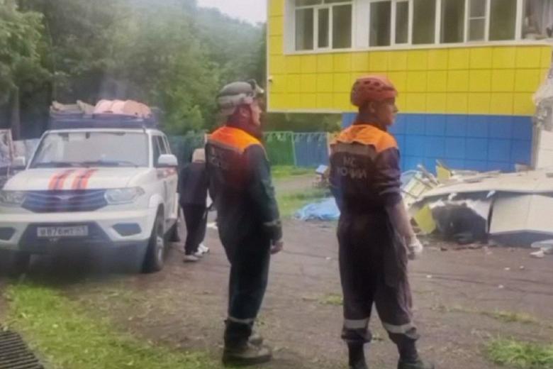 На Камчатке спасатели и пожарные МЧС России обследуют здания после сильного землетрясения