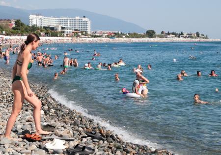 Поток туристов в Сочи снизился на фоне жары и высоких цен