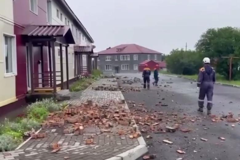 На Камчатке спасатели и пожарные МЧС России обследуют здания после сильного землетрясения
