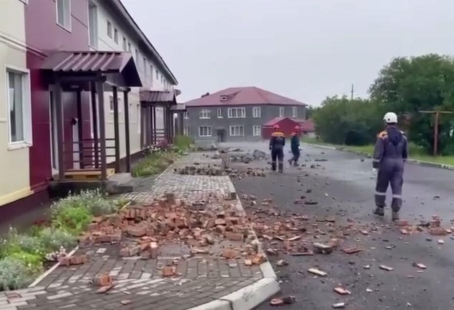Сильные толчки привели к повреждению печных труб и вентиляции зданий в городе Северо-Курильске на острове Парамушир (Курильские острова, Сахалинская область)