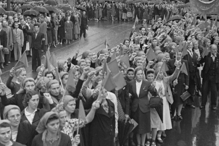 Рига. Август 1940 года. Участники демонстрации, посвященной присоединению Латвии к СССР