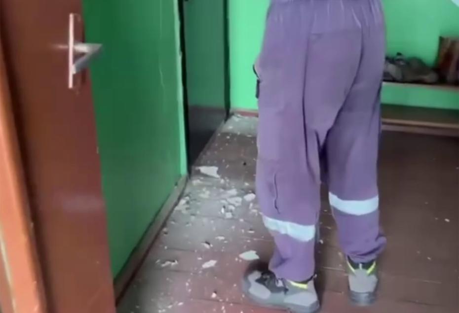 Сильные толчки привели к повреждению печных труб и вентиляции зданий в городе Северо-Курильске на острове Парамушир (Курильские острова, Сахалинская область)