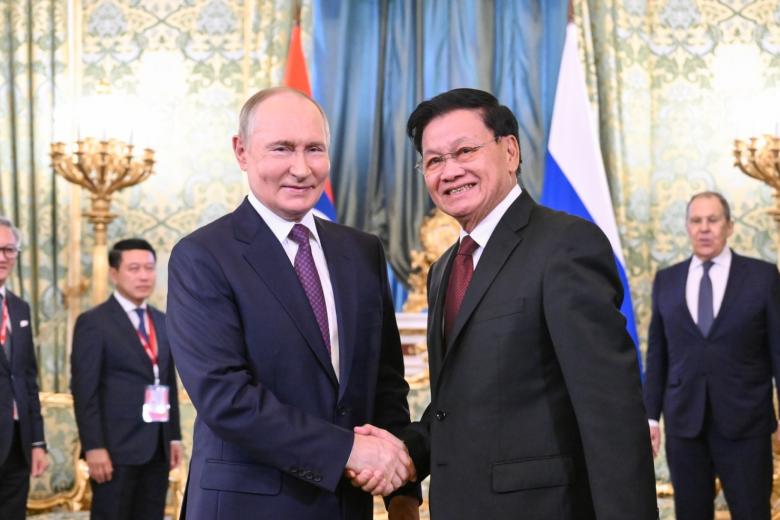 Владимир Путин с президентом Лаоса Тхонглуном Сисулитом