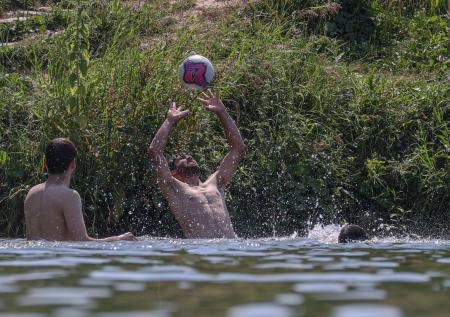 Врач предупредила, чем грозит попадание воды в уши во время купания