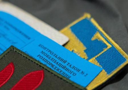 Сотрудники ТЦК доставили велосипедисту «повестку на капоте»