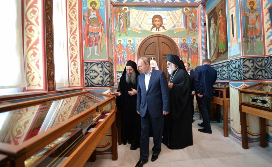 Владимир Путин (в центре) и иеромонах Макарий, наместник Свято-Пантелеимонова монастыря (слева), во время посещения Свято-Пантелеимонова монастыря на Афоне